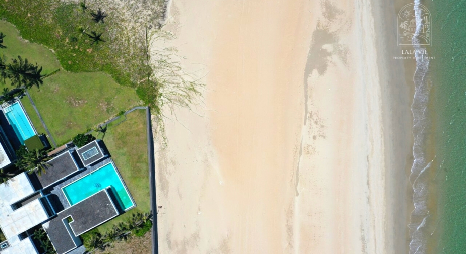 Hình ảnh thực tế dự án Fusion Resort & Villas Đà Nẵng bên bờ biển ngọc xanh mướt.