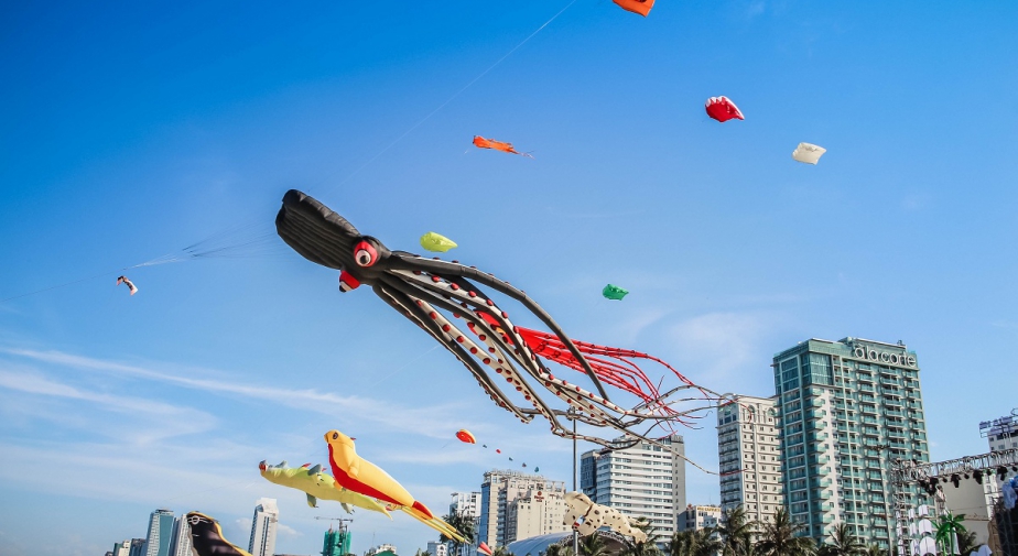 Mở đầu mùa du lịch biển Đà Nẵng 2022 với bức tranh lễ hội đa màu sắc.