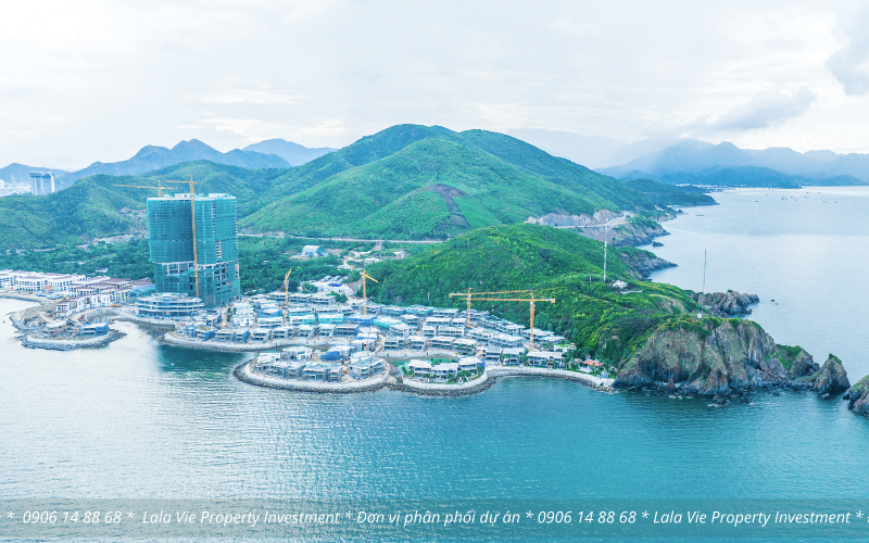 Tháng 08/2022: Toàn cảnh dự án Gran Melia Nha Trang với tầm nhìn từ biển.