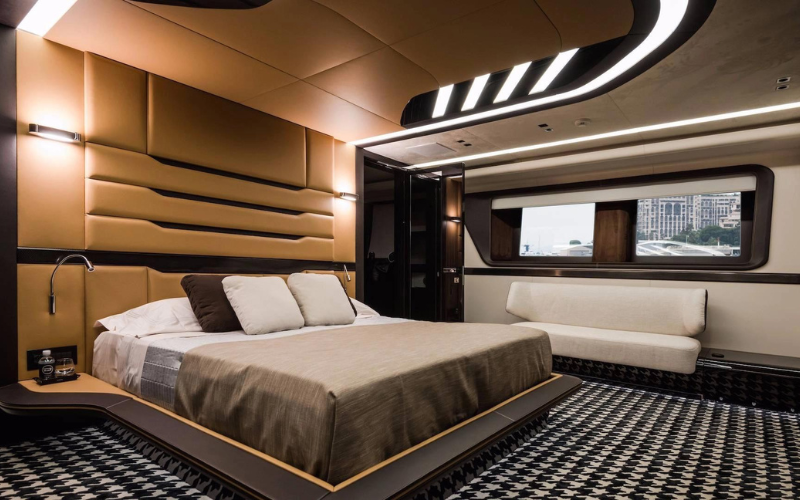 Khi cần nghỉ ngơi, các vị khách có thể đặt lưng trên những chiếc giường êm ái trong phòng ngủ bên dưới boong.